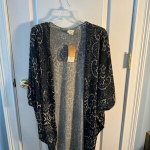 NWT sleeveless wrap. Black and cream